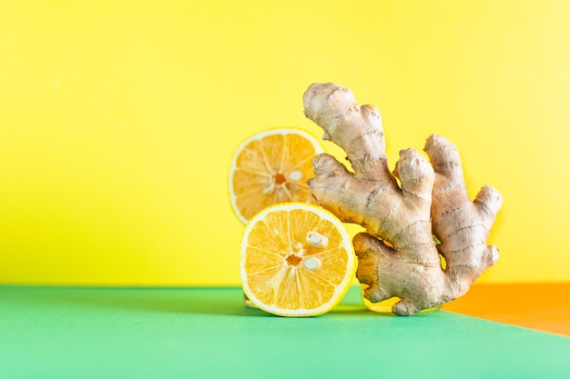 De verse ruwe kruiden van de gemberwortel klaar om te eten