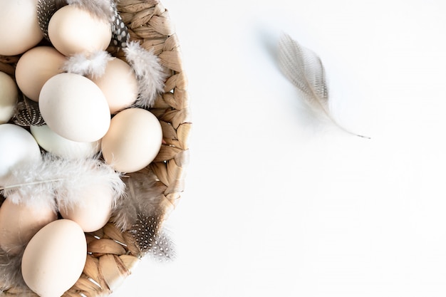 De verse ruwe landbouwbedrijf organische chiken eieren in een mand op wit