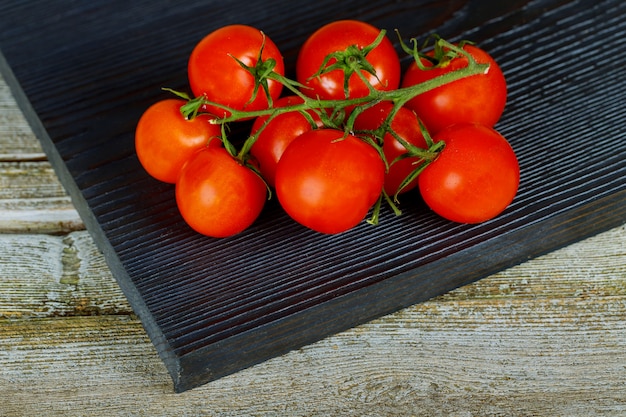 De verse tomaten met op houten lijst sluiten omhoog