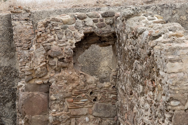 De verwoeste muren van de oude stad Side, Turkije