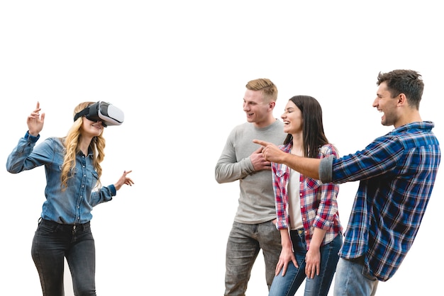 De vier vrienden spelen met virtual reality-bril op de witte achtergrond