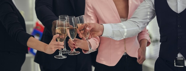 De vier zakenmensen die champagne drinken