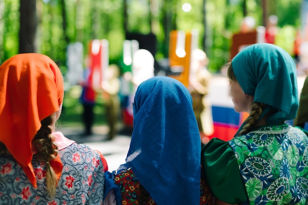 Foto de viering van de stad vichuga in rusland. kinderen treden op in klederdracht