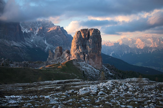 De vijf torens bergen van de dolomieten Bekende toeristische plek Le cinque torri montagne delle dolomiti Nota localita turistica