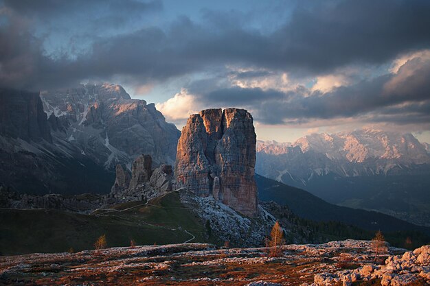 De vijf torens bergen van de dolomieten Bekende toeristische plek Le cinque torri montagne delle dolomiti Nota localita turistica