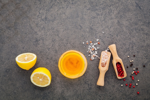 De vinaigrette dressing ingrediënten voor de citroen