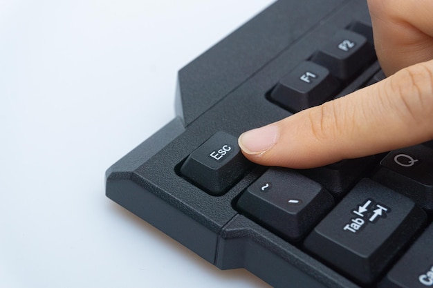 Foto de vinger van een vrouw die een computertoetsenbord vasthoudt