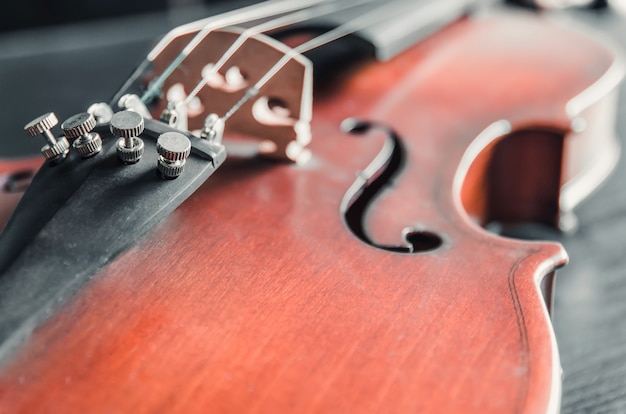De viool op de donkere tafel, klassiek muziekinstrument gebruikt in het orkest.
