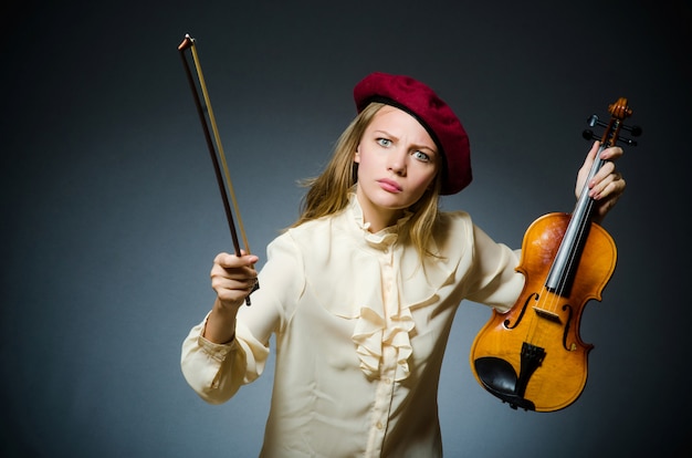 De vioolspeler van de vrouw in muzikaal concept