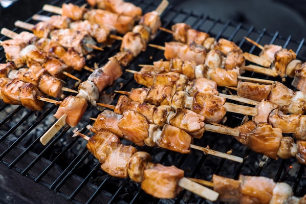 De vis wordt gegrild op een grill shish kebab van zalm met champignons