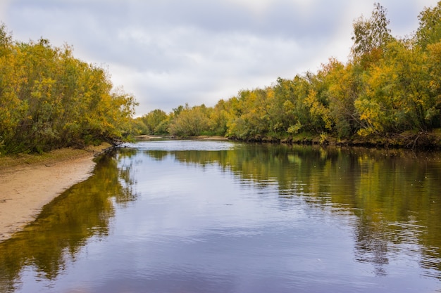 De visserij op het kanaal van de rivier de nadym. arctisch.