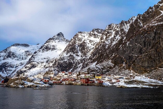 De vissershutten in het dorp A op de Lofoten-eilanden