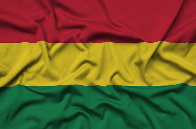 De vlag van Bolivia is afgebeeld op een sportdoek met veel plooien.