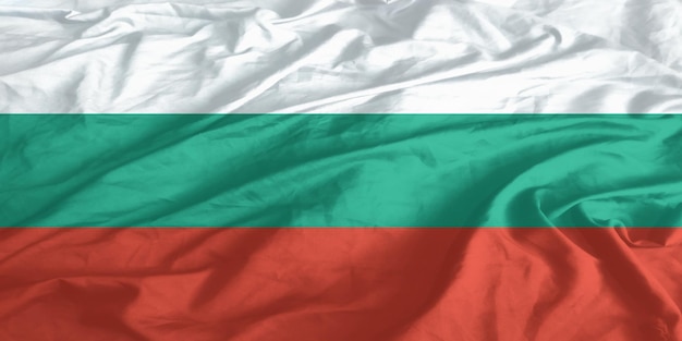 De vlag van Bulgarije die van dichtbij zwaait