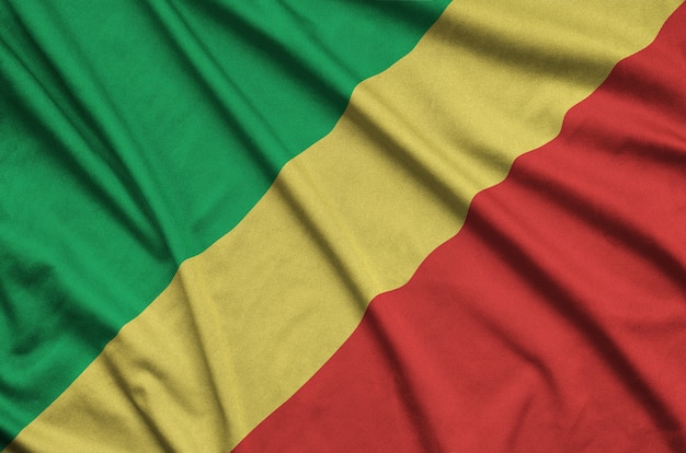 De vlag van Congo is afgebeeld op een sportdoek met veel plooien.