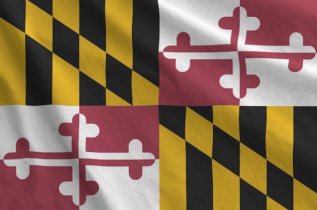 De vlag van de Amerikaanse staat Maryland afgebeeld op gevouwen golvende stof van oude doek
