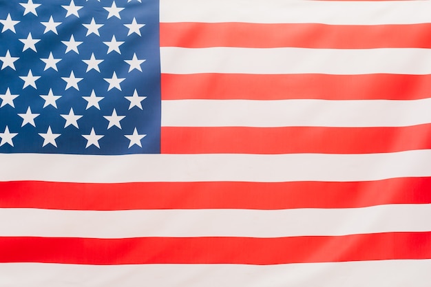 De vlag van de Verenigde Staten wappert in de wind.