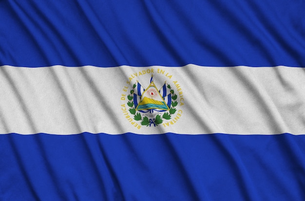 De vlag van el salvador is afgebeeld op een sportdoek met veel plooien.