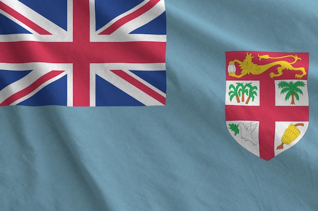 De vlag van Fiji afgebeeld op een gevouwen golvende stof van oude doek