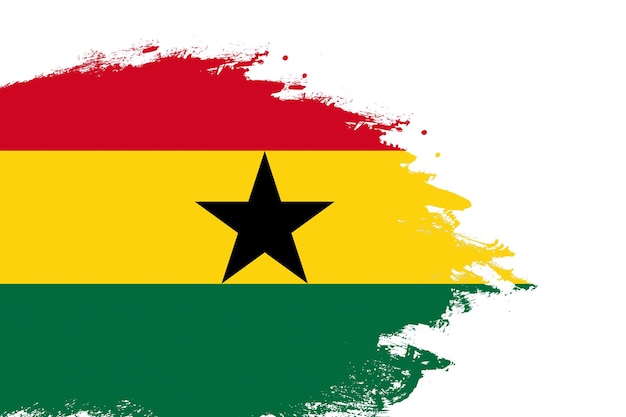 De vlag van Ghana op een gebrandschilderde penseelstreek schilderde een geïsoleerde witte achtergrond met kopieerruimte