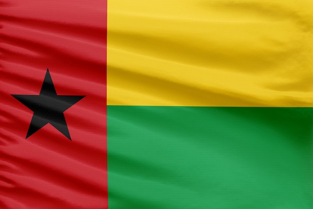 De vlag van Guinee-Bissau is afgebeeld op een sportstitch doek met plooien