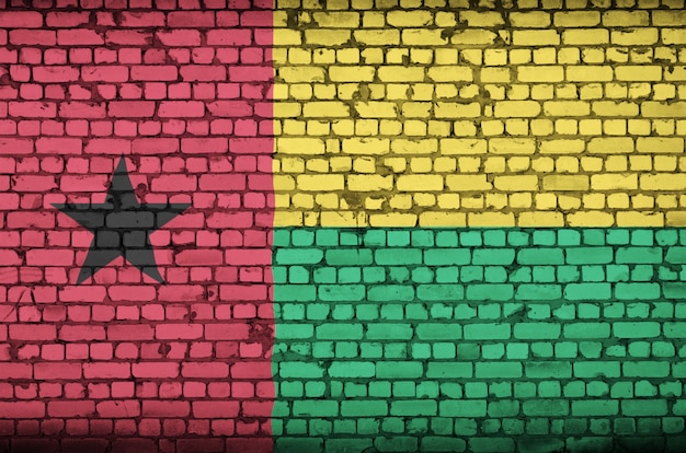 De vlag van Guinee-Bissau is op een oude bakstenen muur geschilderd