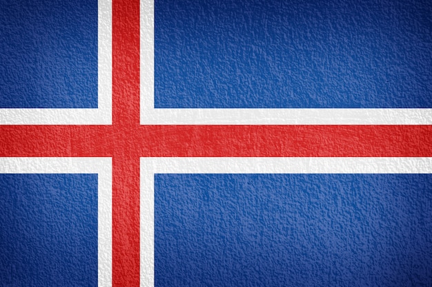 De vlag van IJsland op grungemuur die wordt geschilderd