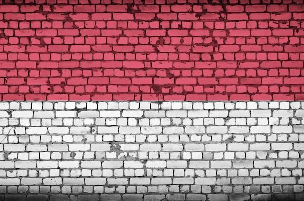 De vlag van Indonesië is geschilderd op een oude bakstenen muur