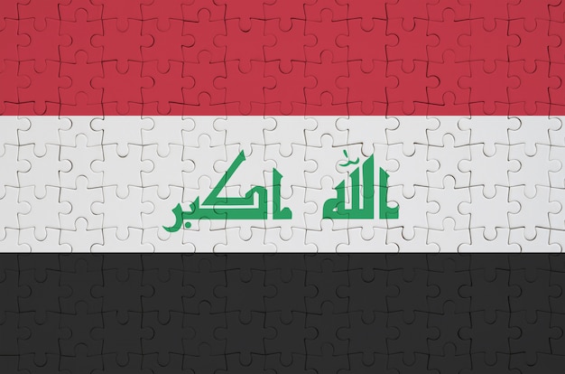 De vlag van irak is afgebeeld op een gevouwen puzzel