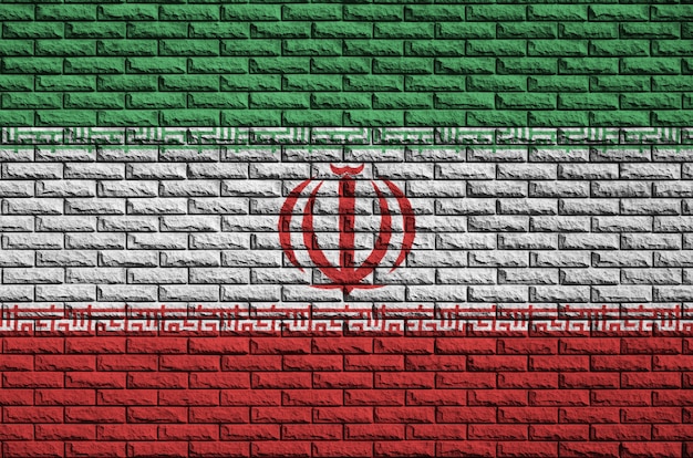 De vlag van Iran is op een oude bakstenen muur geschilderd
