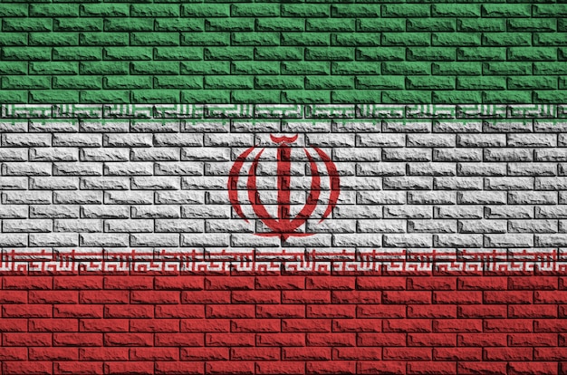 De vlag van Iran is op een oude bakstenen muur geschilderd