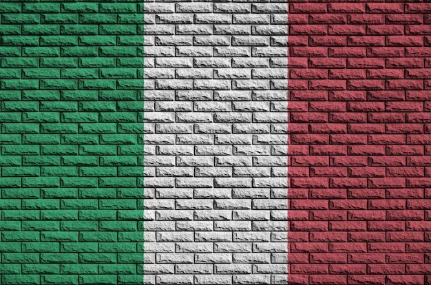 De vlag van Italië is geschilderd op een oude bakstenen muur