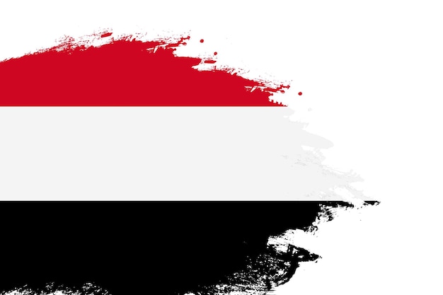 De vlag van Jemen op een gebrandschilderde penseelstreek schilderde een geïsoleerde witte achtergrond met kopieerruimte