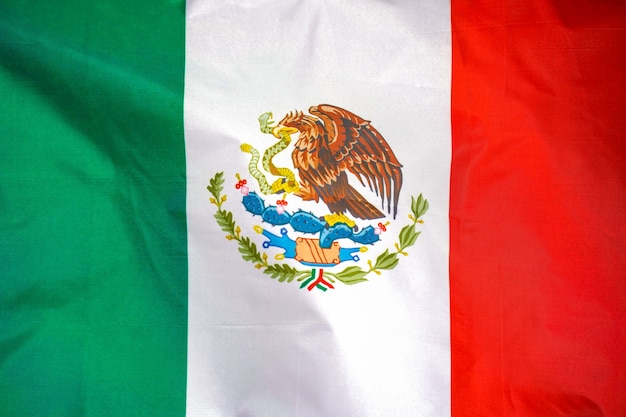 De vlag van mexico is afgebeeld op een sportdoek met veel plooien