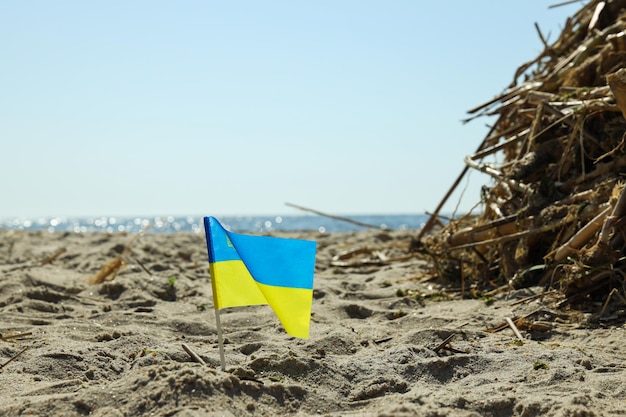 De vlag van Oekraïne tegen de achtergrond van waterverontreiniging met plastic afval en afval