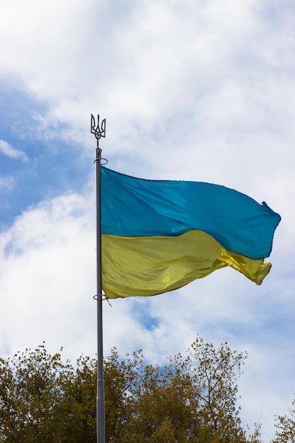 De vlag van oekraïne wappert in de wind blauwgele vlag met wapenschild