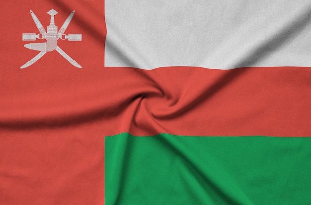 De vlag van Oman is afgebeeld op een sportdoek met veel plooien.