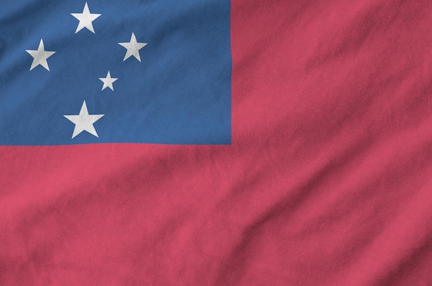 De vlag van Samoa afgebeeld op een gevouwen golvende stof van oude doek