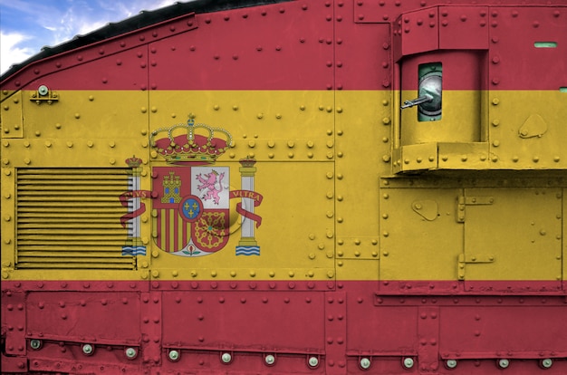 De vlag van Spanje op zijdeel van militaire gepantserde tankclose-up wordt afgeschilderd die. Legertroepen conceptueel