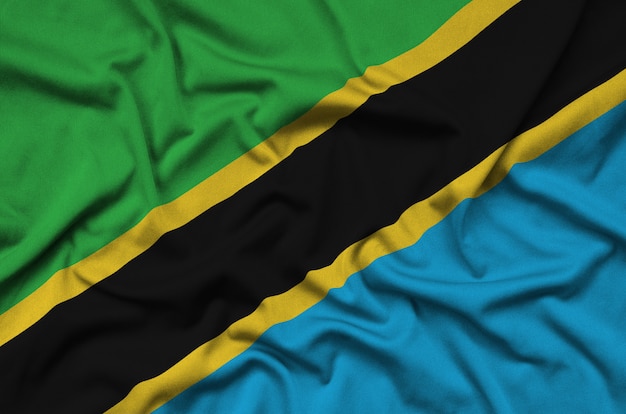 Foto de vlag van tanzania is afgebeeld op een sportdoek met veel plooien.