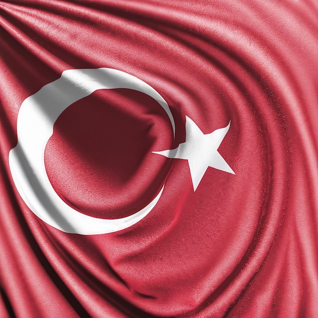 De vlag van Turkije waait in zijn kenmerkende kleuren