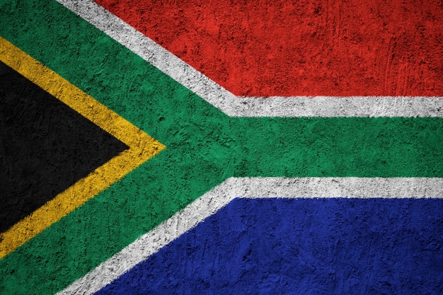 De vlag van Zuid-Afrika op grungemuur die wordt geschilderd