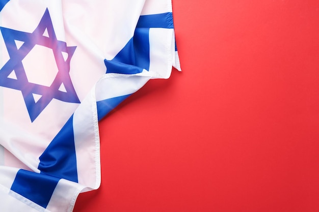 De vlaggen van de Verenigde Staten en Israël Twee Amerikaanse en Israëlische vlaggen liggen tegenover elkaar op een rode achtergrond en geven het partnerschap tussen twee staten door middel van de belangrijkste symbolen van deze landen.