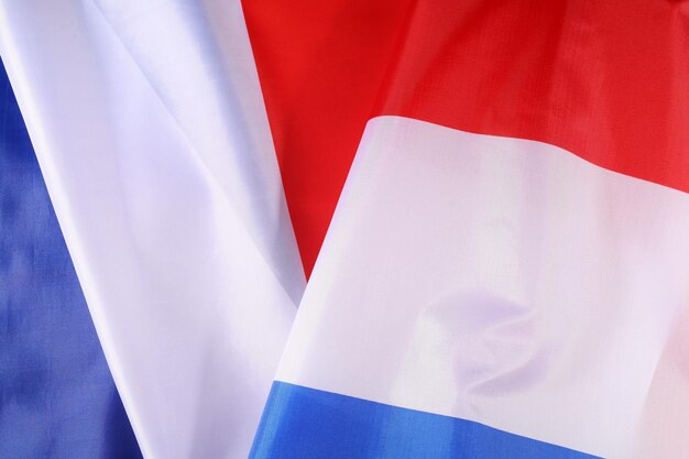 De vlaggen van Frankrijk en Luxemburg zwaaien zachtjes in de bries