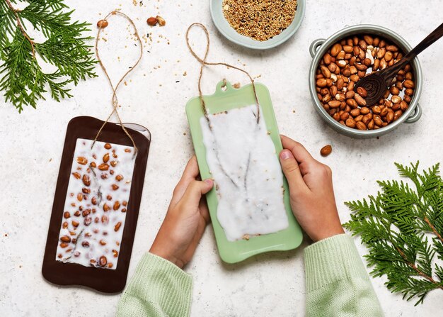 De vloeibare kokosolie laten stollen. Gemakkelijk zelfgemaakte vogelvoeder voor kinderen om wilde vogels te knutselen en te helpen