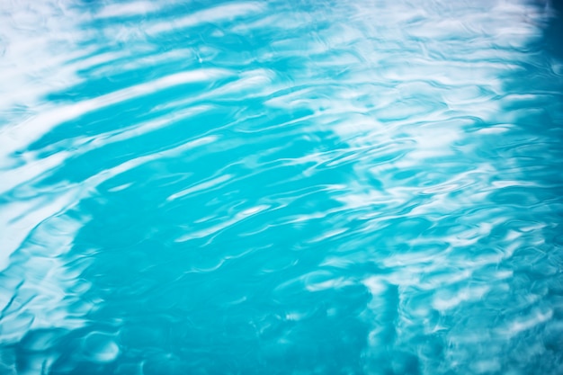 De vlotte natuurlijke blauwe waterachtergrond met bokehsamenvatting op het overzees