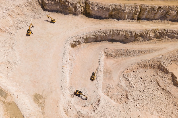 De vlucht van de drone over een steengroeve van zand en witte steen in de afbeelding zie je graafmachines die zijn gestopt luchtfoto van de steen- en zandindustrie