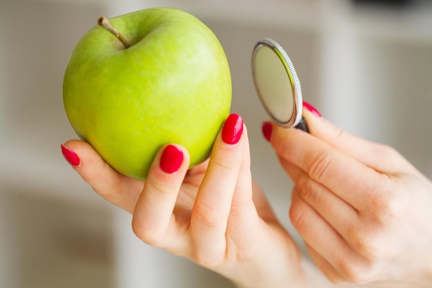 De voedingsdeskundige houdt Fresh Green Apple in handen