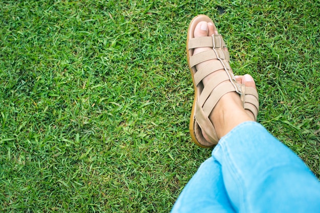 De voeten van de vrouw op gras