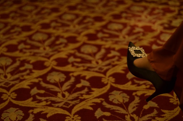 Foto de voeten van een vrouw in een schoen met hoge hakken